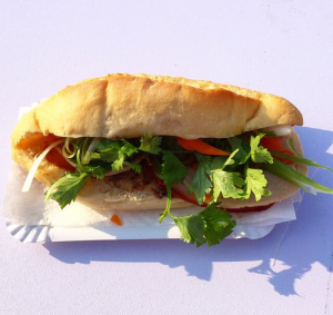 Ăn Bánh Mì: eine kulinarische Zusammenkunft zwischen Frankreich und Vietnam mit Zitronengras, Ingwer und Koriander in knusprig gebackenem Baguettes