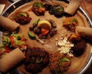 Hdmona, die Kultur und Essgewohnheiten Eritreas, hier: Injeras, luftiges, schwammartiges Fladenbrot, hergestellt aus Sauerteig und Teffmehl