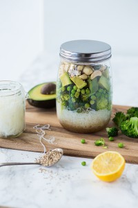 Glasnudelsalat mit Brokkoli, Erbsen und Avocado