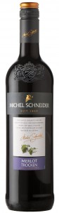 Ein exquisites Weinpaket bestehend aus vier Michel Schneider-Flaschen (trockener Merlot und Grauburgunder sowie zwei alkoholfreie Weiß- und Rotweine). Von: ZGM; Zimmermann-Graeff & Müller.