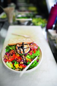Grillin' me softly in München präsentiert seinen Central Park Salad: mit Mango, Granatapfel, gegrilltem Ziegenkäse, Holunder-Balsamico-Dressing und in Honig eingelegten Walnüssen. (Fotos (3): Toby Binder)